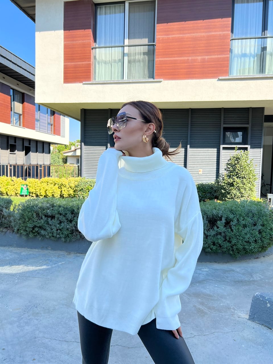 Boğazlı Beyaz Oversize Kazak