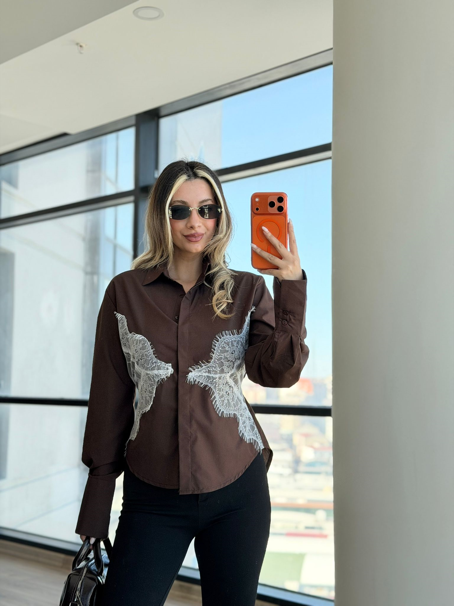 Dantel Detaylı Kahverengi Gömlek – Arkası Bağcıklı Şık Kadın Gömlek