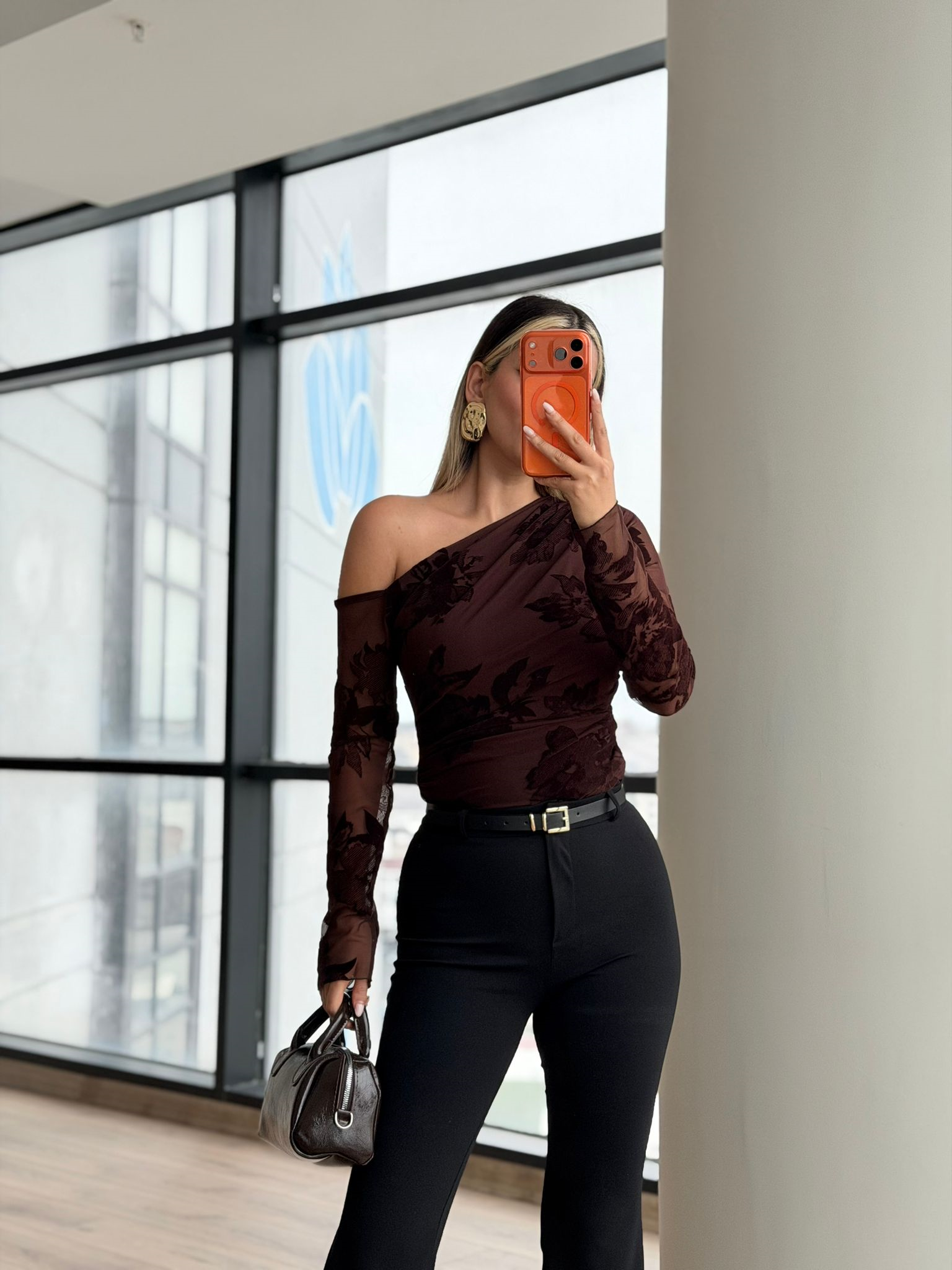 Flok Tül İçi Astarlı Düşük Omuz Bluz Kahverengi
