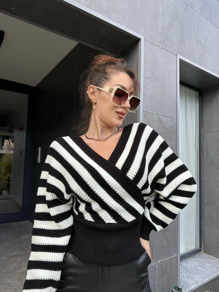 Çapraz Yaka Siyah Beyaz Çizgili Triko Kazak 1707461