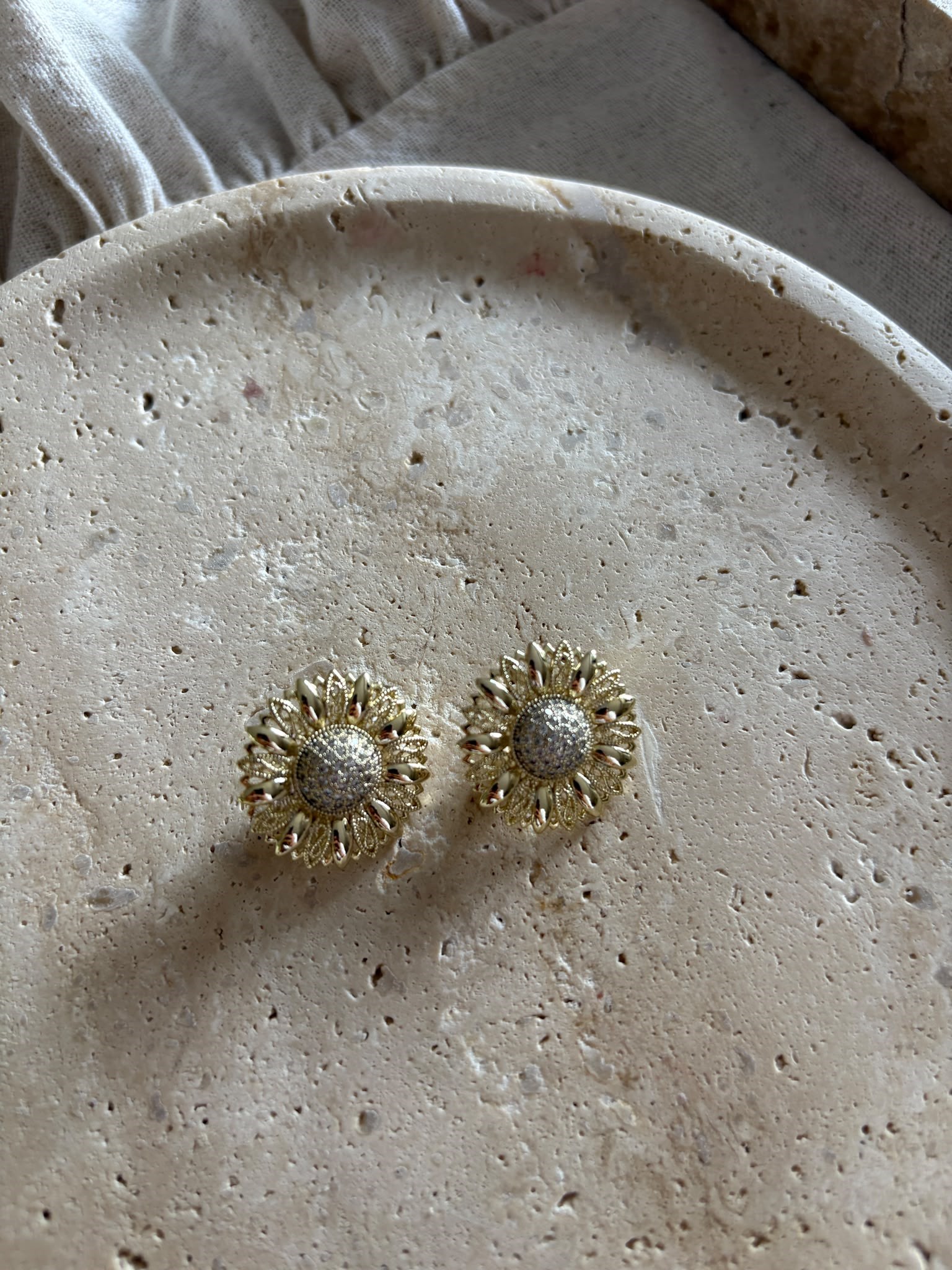 Çiçek Taşlı Xuping Gold Küpe
