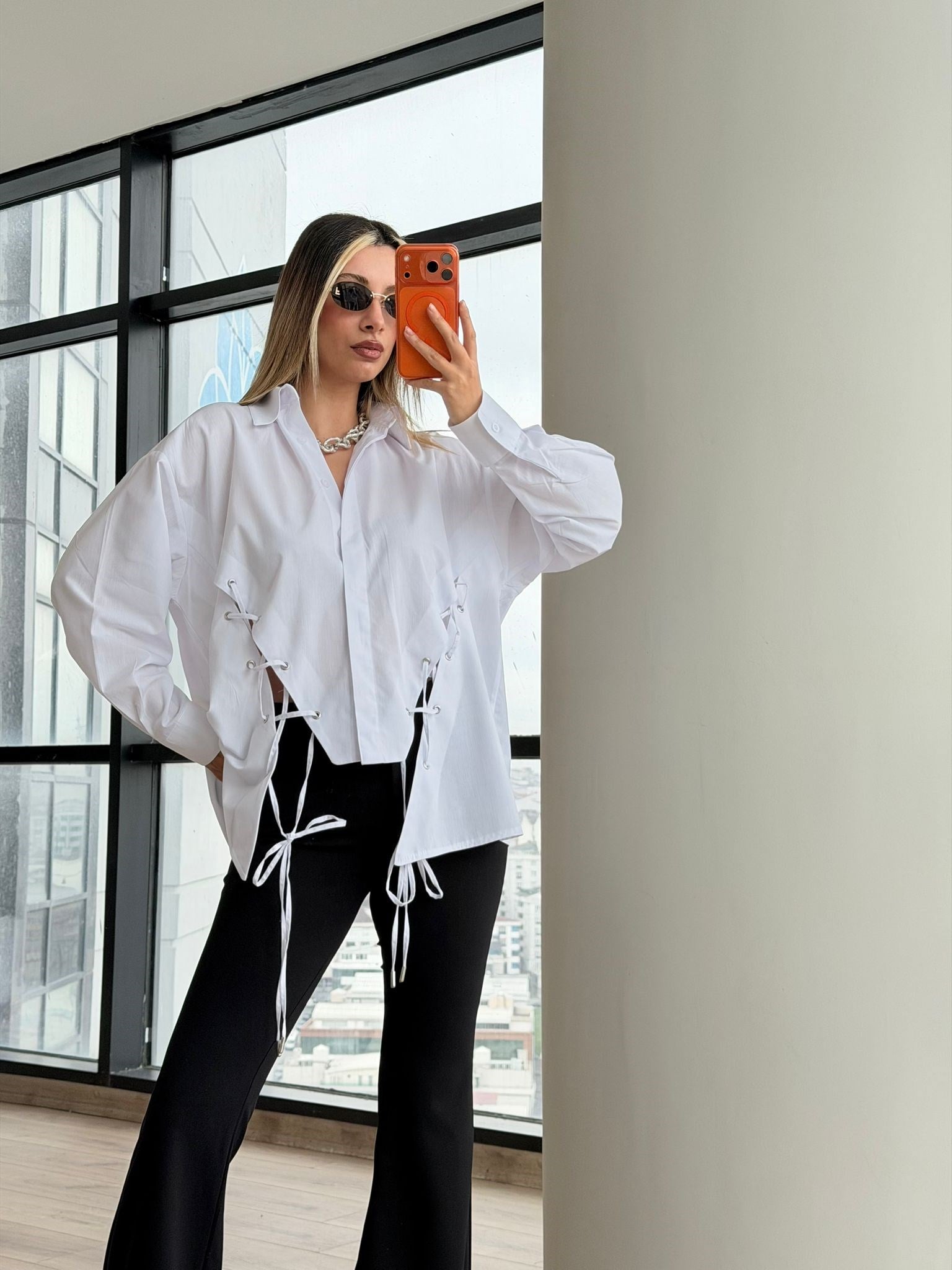 Tasarım Beyaz Bağcık Detay Gömlek