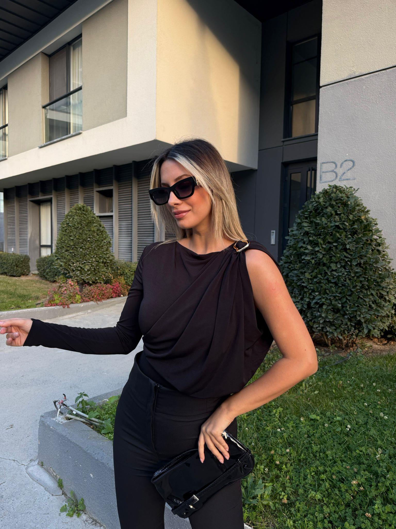 Siyah Akıcı Broşlu Bodysuit