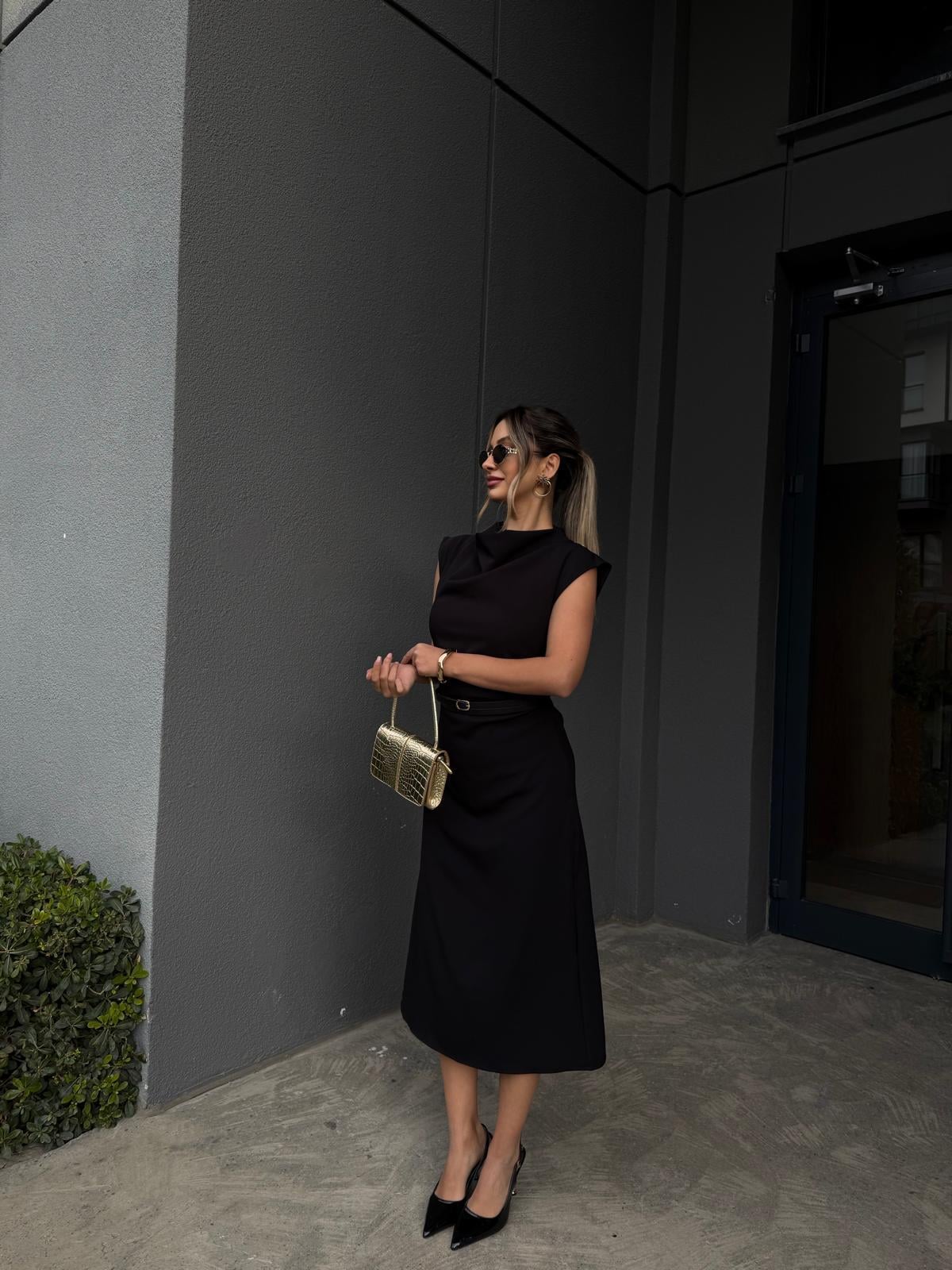 Dökümlü Yaka Sarmal Kemerli Siyah Elbise kelb2097swmn