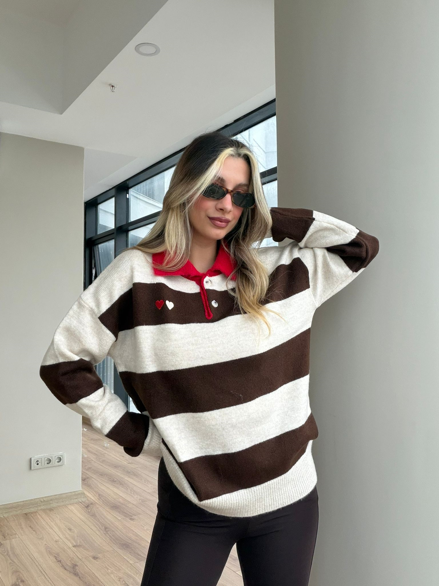 Kalp Nakışlı Kırmızı Yakalı Ekru Kahve Kazak