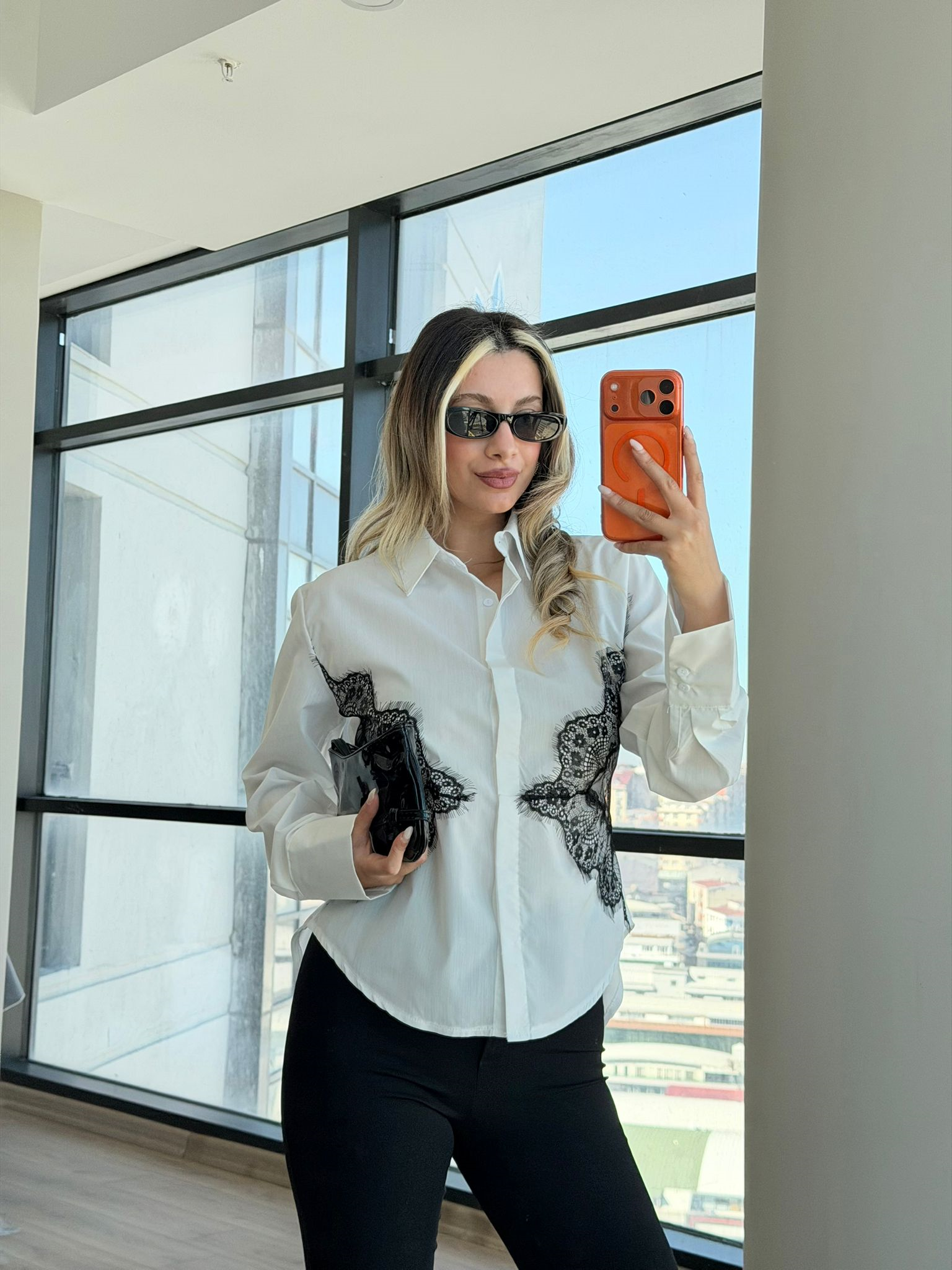 Dantel Detaylı Beyaz Gömlek – Arkası Bağcıklı Şık Kadın Gömlek