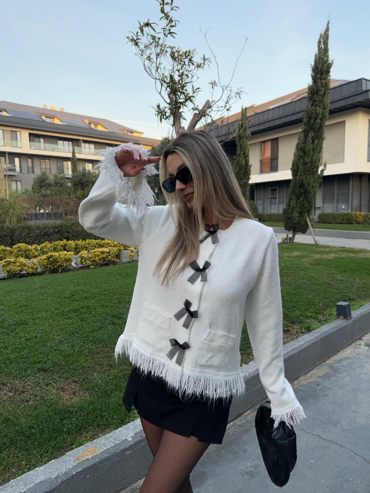 Fiyonk Detay Saçaklı Beyaz Hırka hrk2067styq