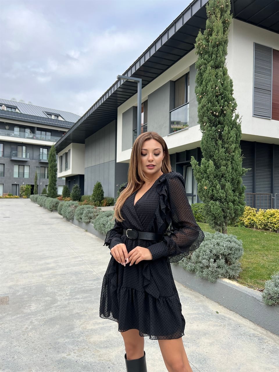 Flok Baskı Siyah Kemerli Kat Kat Elbise