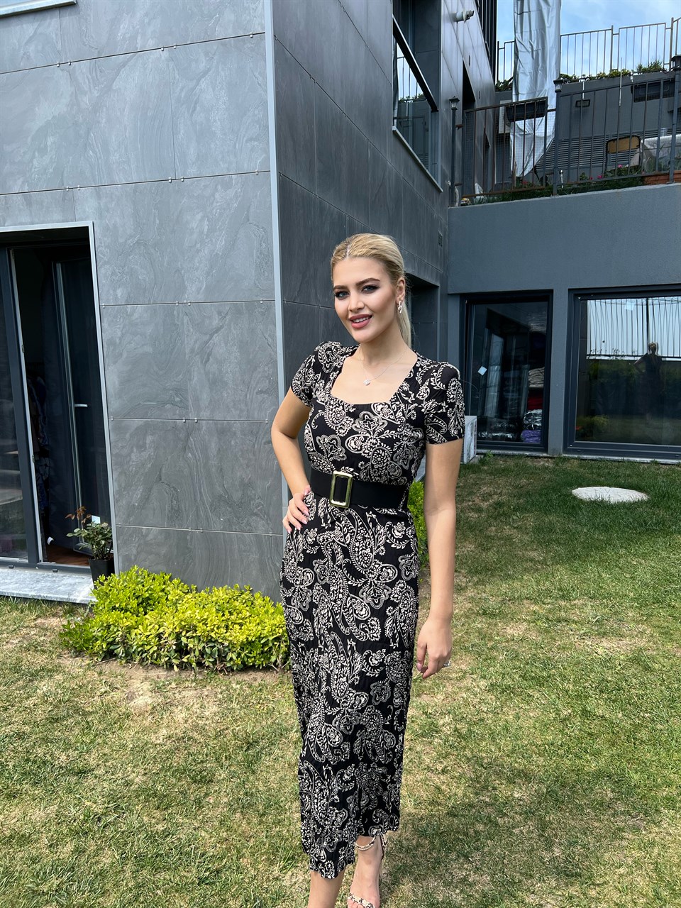 Kemerli Şal Desen Siyah Elbise