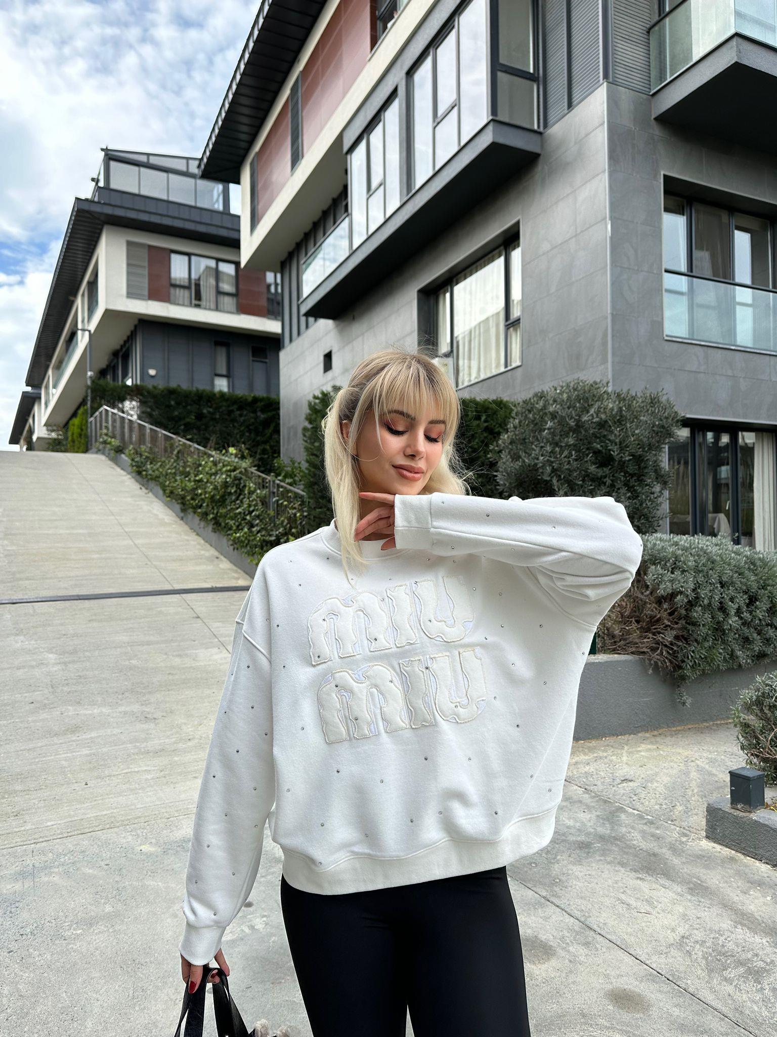 Marka Yazı Kabartmalı Beyaz Taşlı Sweat 17074532