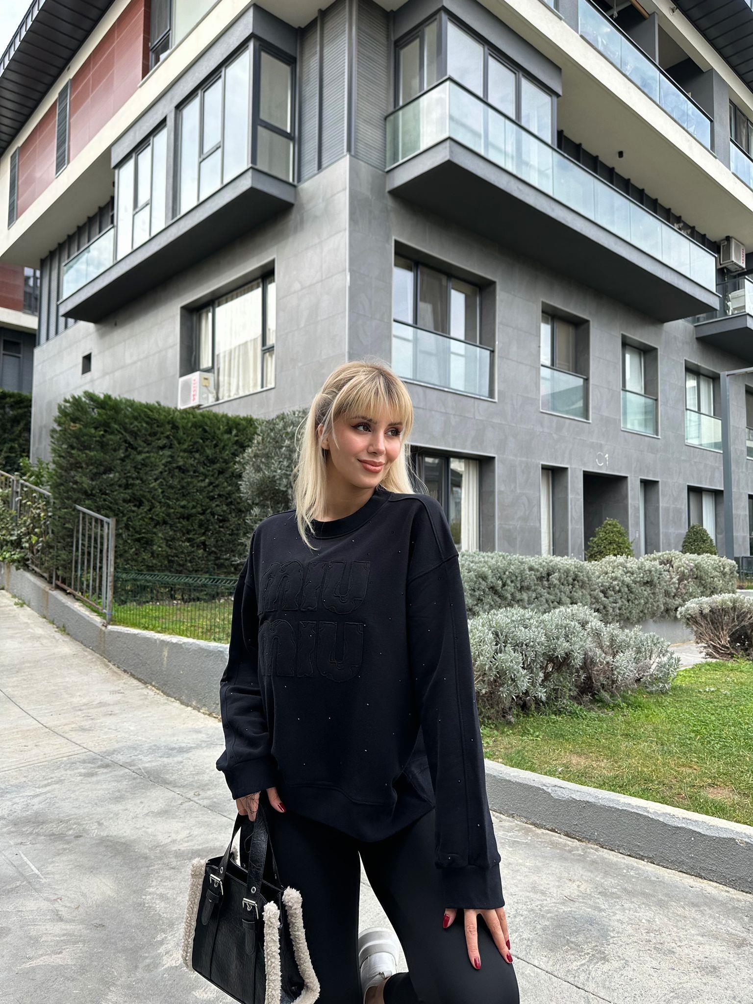 Marka Yazı Kabartmalı Siyah Taşlı Sweat 17074532