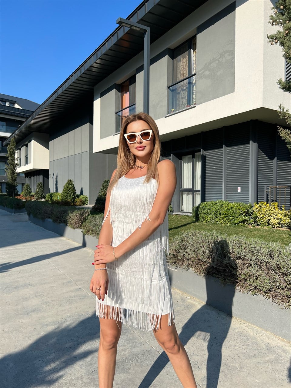 Püsküllü Beyaz Elbise