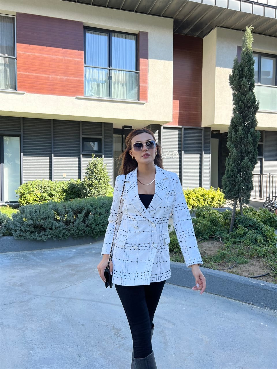 Siyah Ekose Nakışlı Beyaz Tuvid Ceket