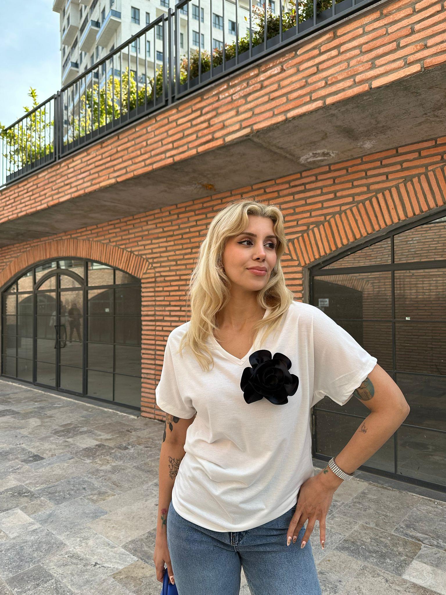 Siyah Gül Broşlu Basic Tshrt  0706281