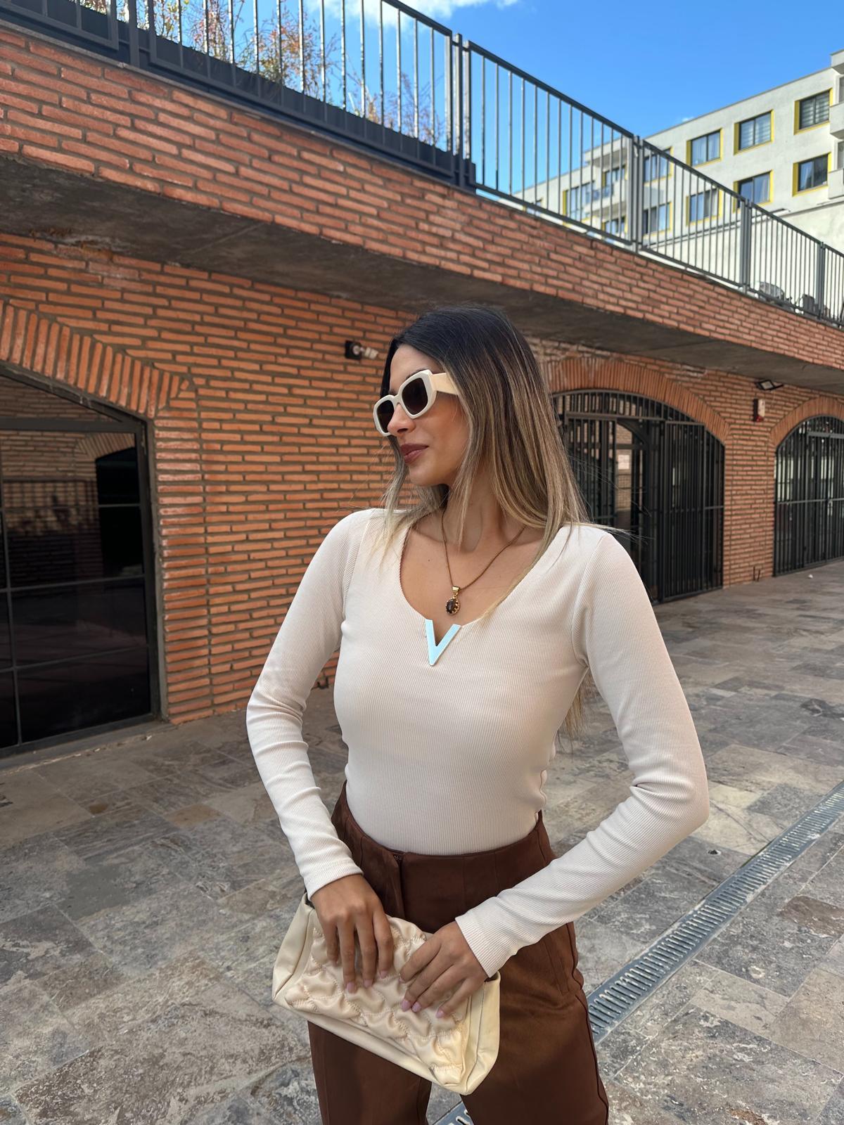 V Gold Aksesuarlı Bluz Krem blz2022styq