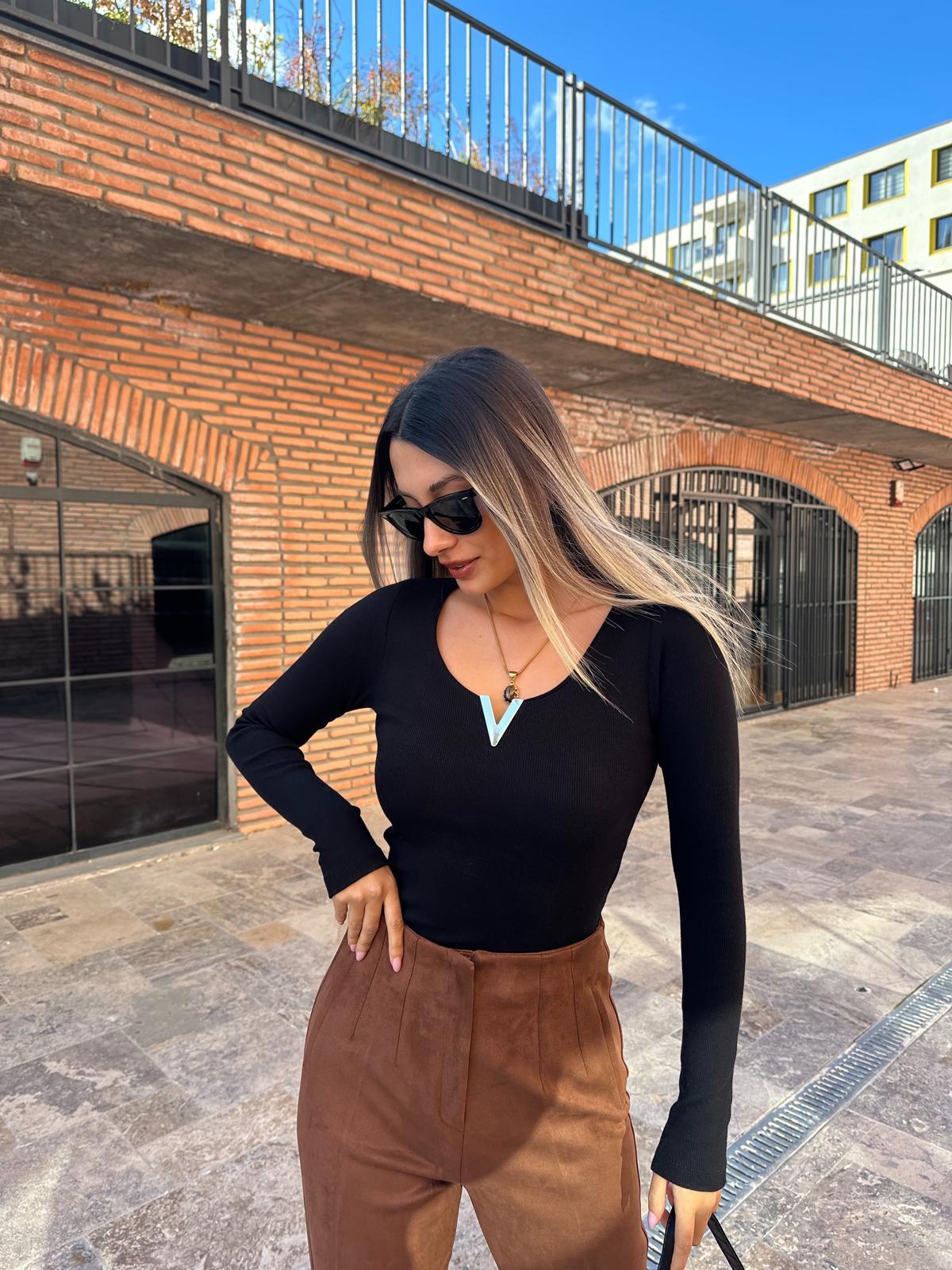 V Gold Aksesuarlı Bluz Siyah blz2022styq