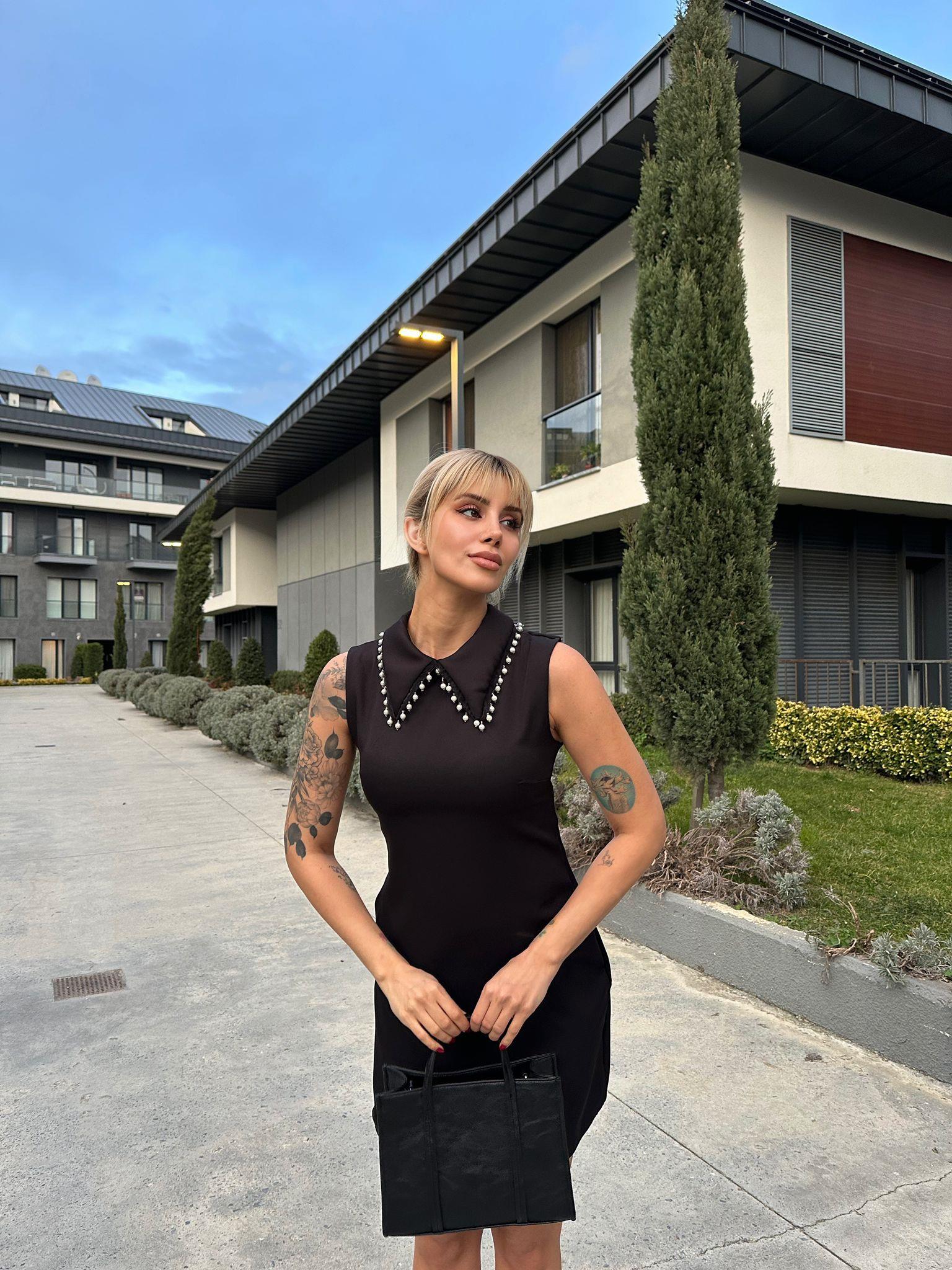 Yakası Top İncili Bebe Yaka Siyah Kolsuz Elbise 17074538