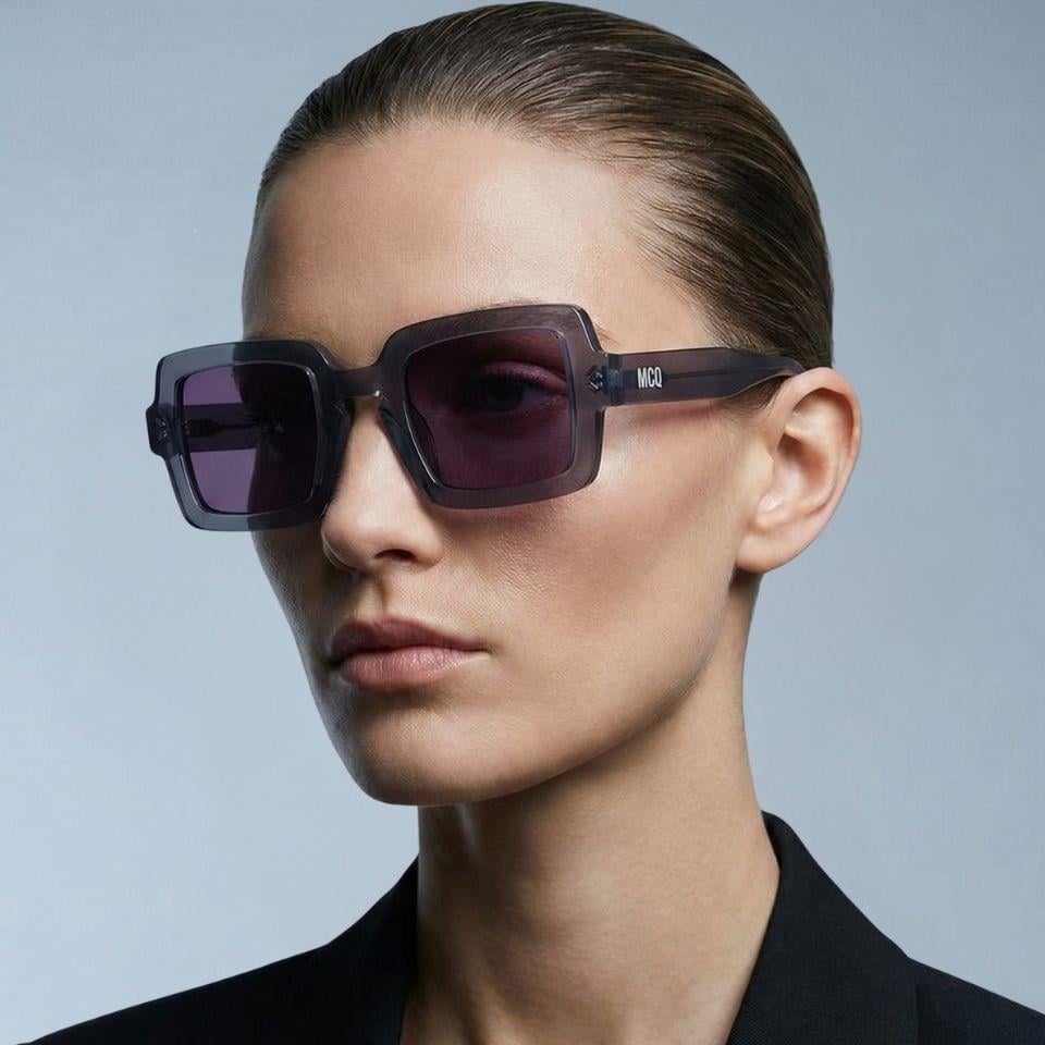 Alexander McQueen MQ0326S 004 Gri Mor Kadın Kare Güneş Gözlüğü 48-26