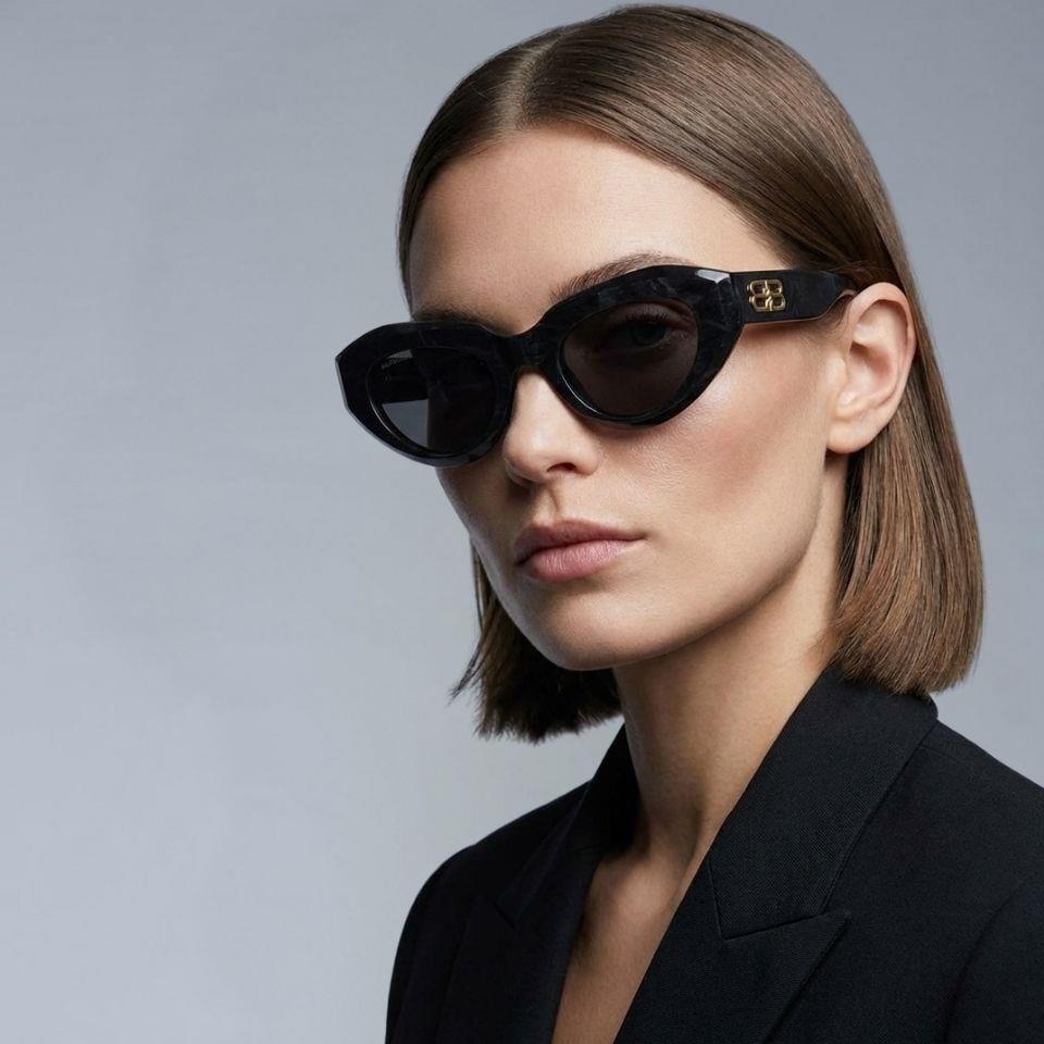 Balenciaga BB0236S 001 Siyah Füme Cat Eye Kadın Güneş Gözlüğü 52-22