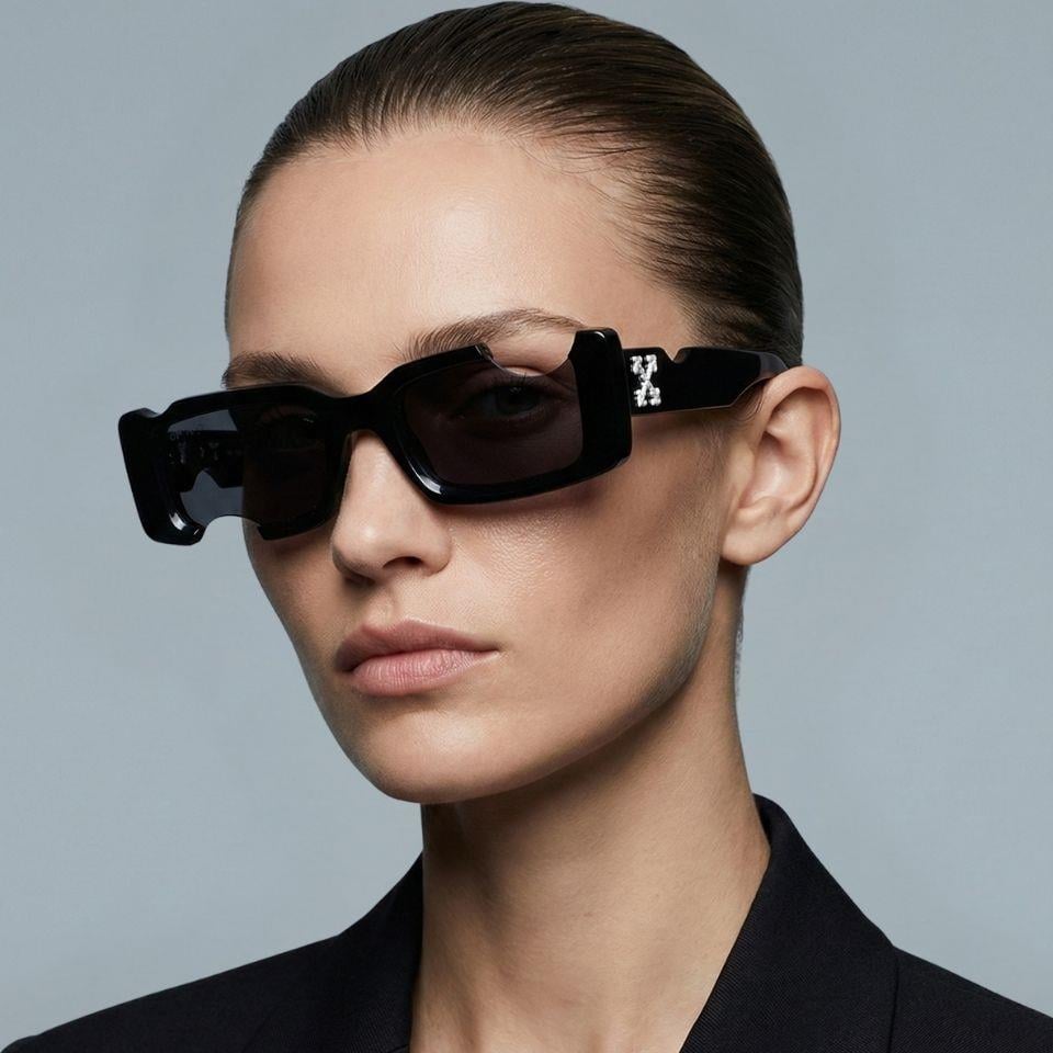 Off-White OERI006 1007 50-20 Kadın Güneş Gözlüğü – Siyah Geometrik Çerçeve & Füme Mat Cam