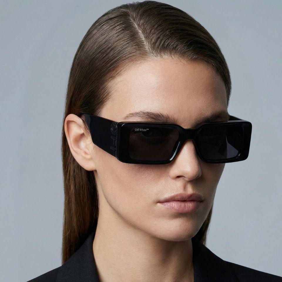 Off-White OERI097 1007 54-18 Kadın Güneş Gözlüğü – Siyah Dikdörtgen Çerçeve & Füme Mat Cam