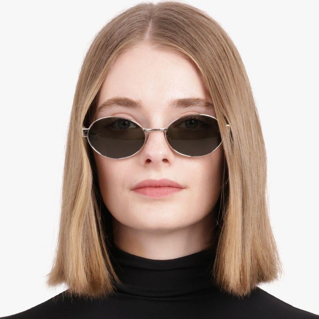 Yves Saint Laurent SL 692 002 55-19 Kadın Güneş Gözlüğü – Gümüş Metal Çerçeve, Füme Mat Cam, UV400