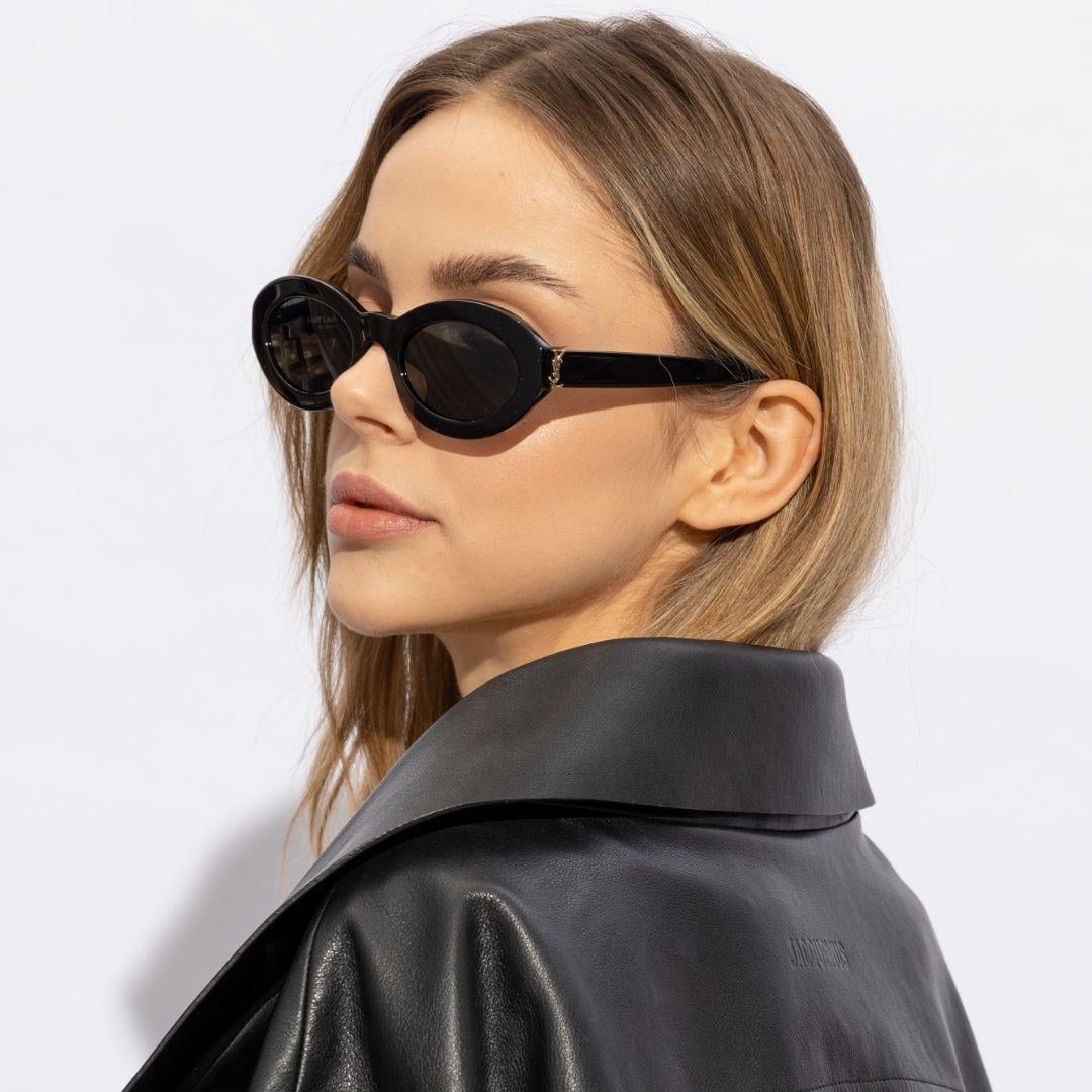 Yves Saint Laurent SL M136 001 52-22 Kadın Güneş Gözlüğü – Siyah Asetat Çerçeve, Füme Mat Cam, UV400