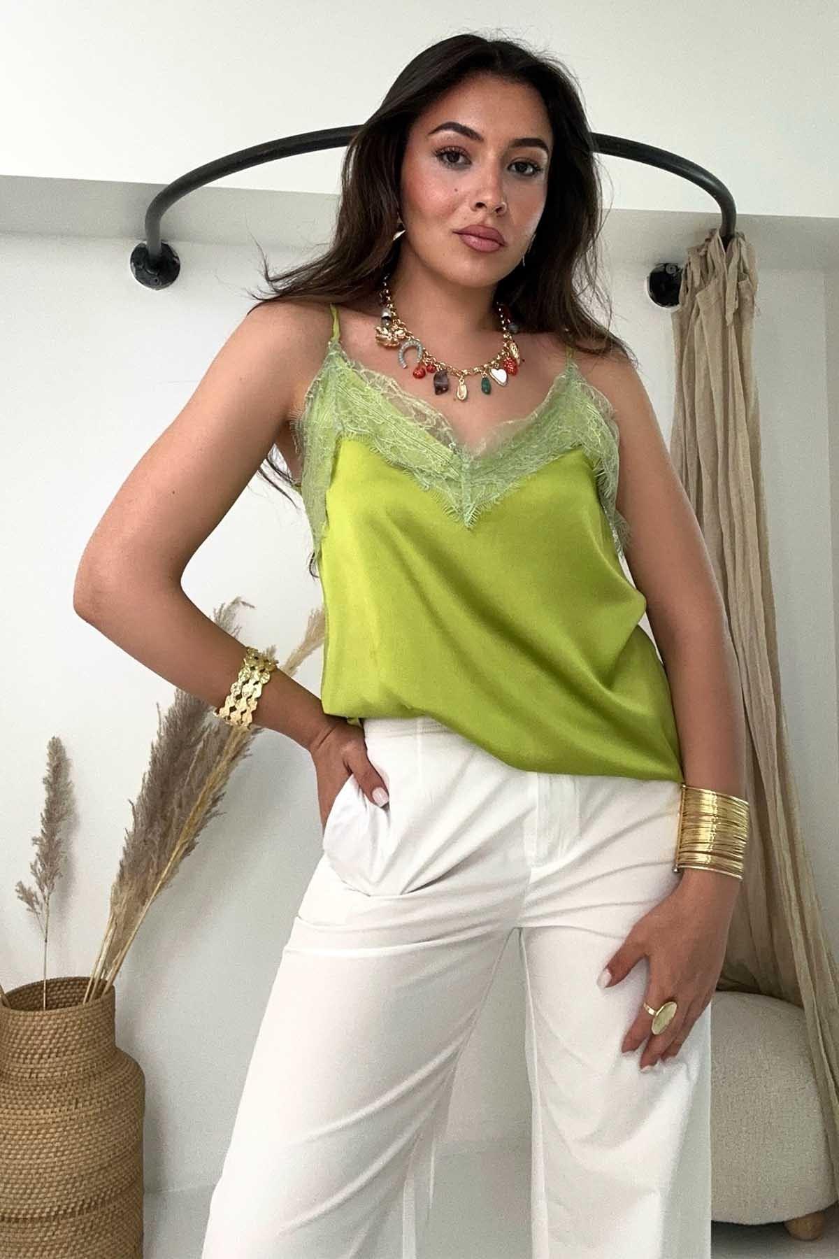 Dantel Yaka Saten Askılı Bluz Fıstık Yeşili
