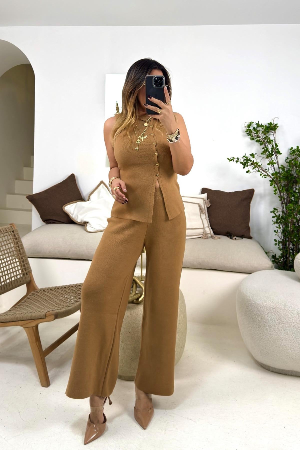 Gold Düğmeli Yelekli Triko Pantolon Takım Camel