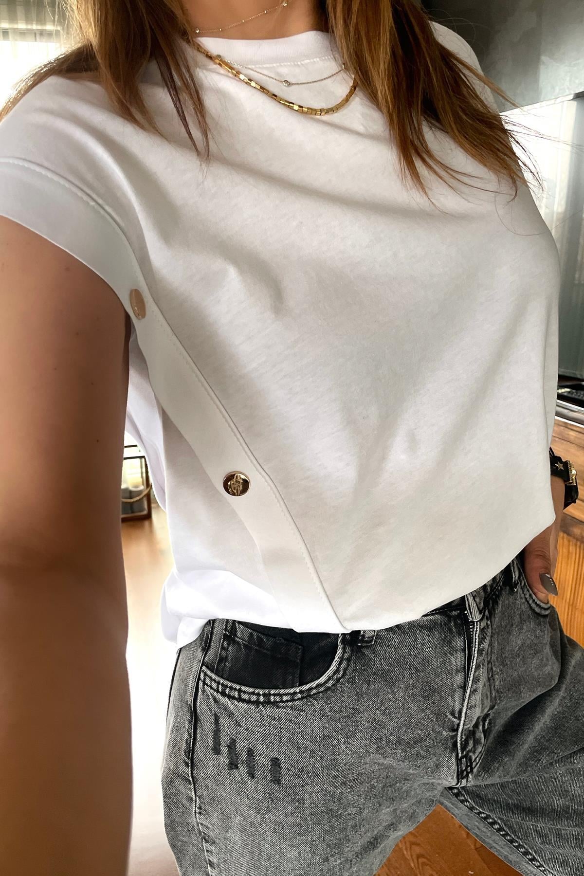 Kolsuz Yanları Gold Düğmeli Tshirt Beyaz