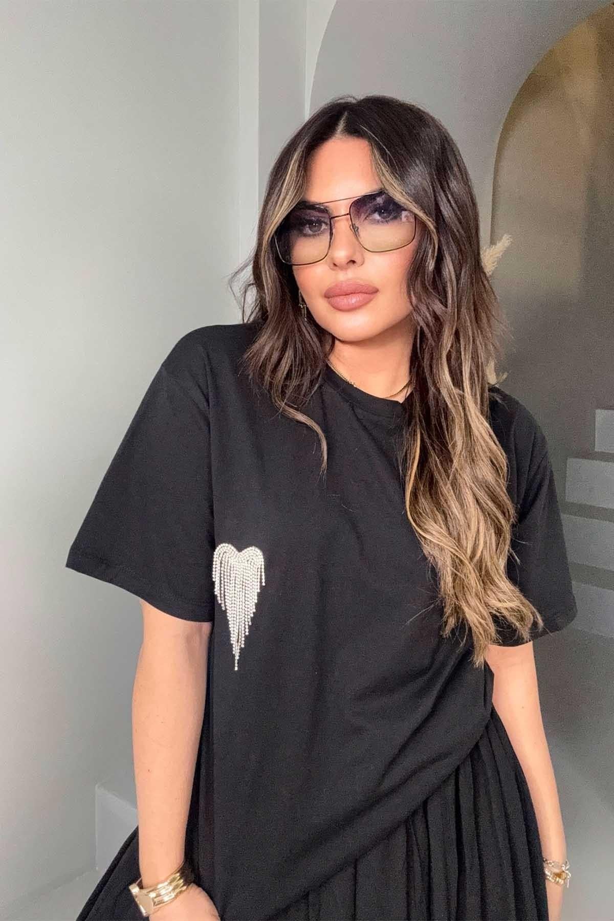 Sallantılı Taşlı Kalp Detay Tshirt Siyah