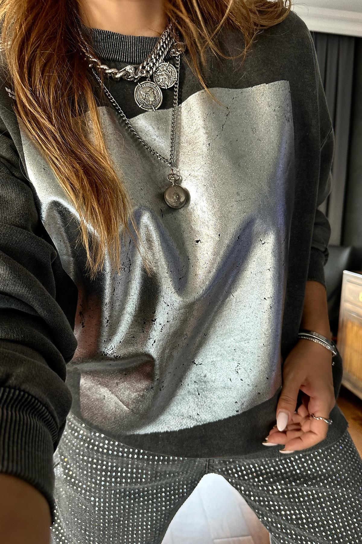 Gümüş Varak Baskılı Yıkamalı Sweatshirt Füme