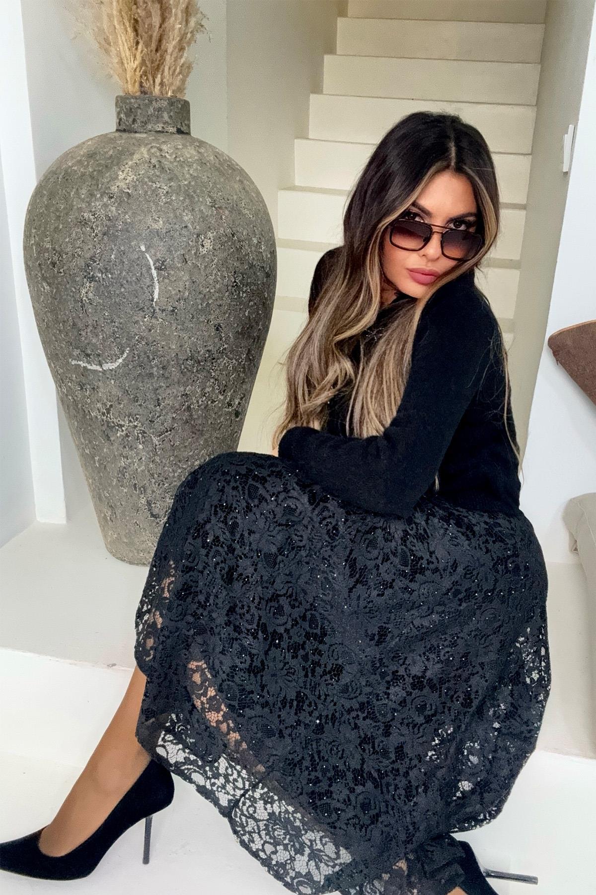 Qizlar yalang eshaklarini silkitadilar