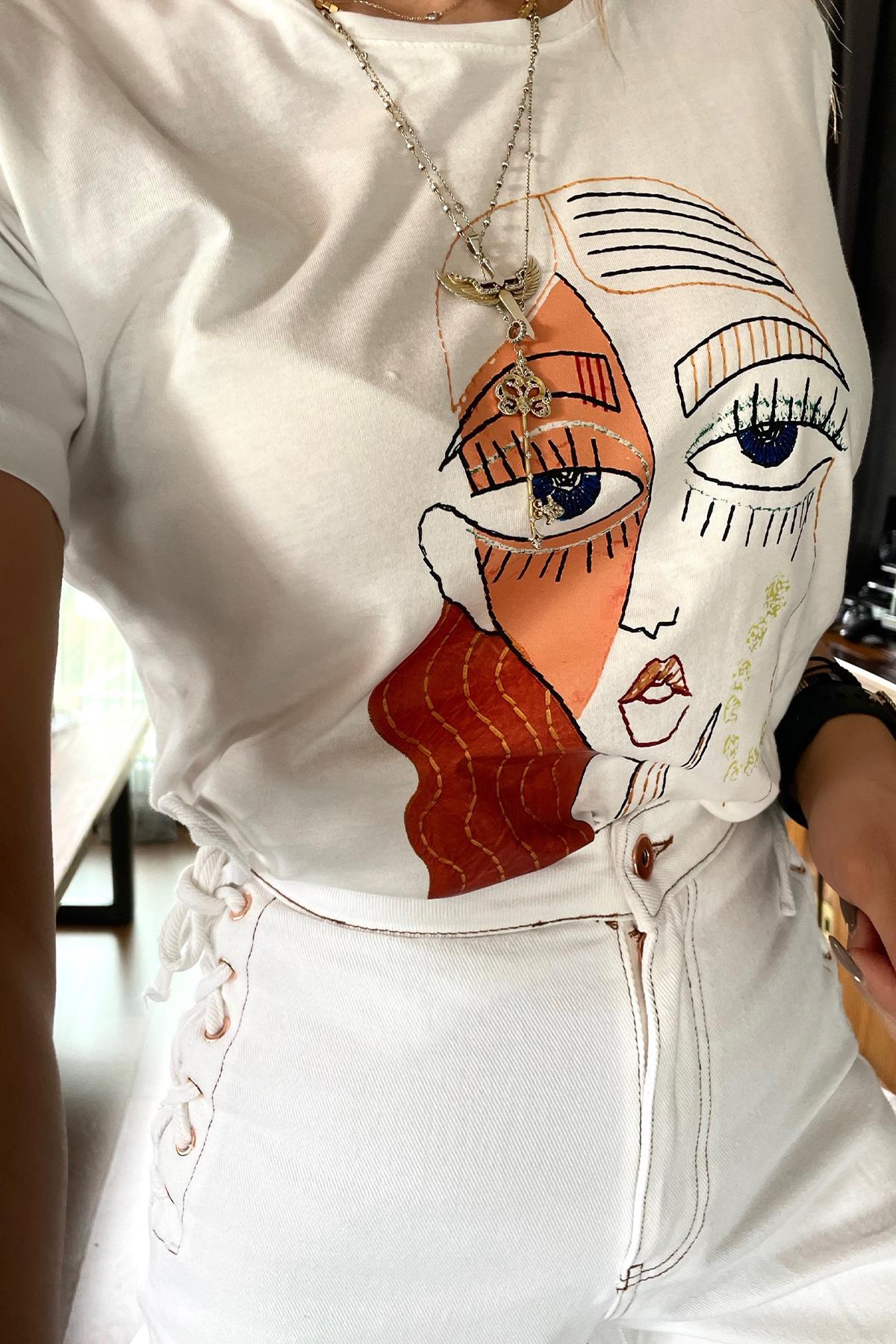Kadın Yüzü Baskılı Tshirt Ekru