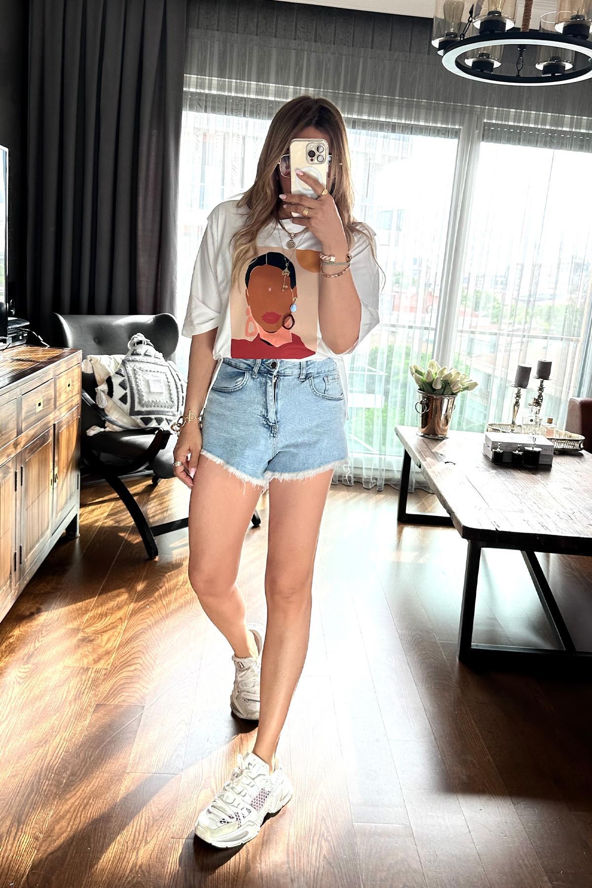 Küpeli Kız Tshirt Ekru
