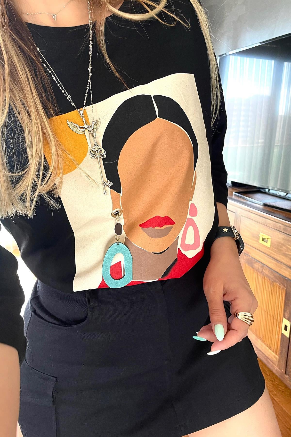Küpeli Kız Tshirt Siyah