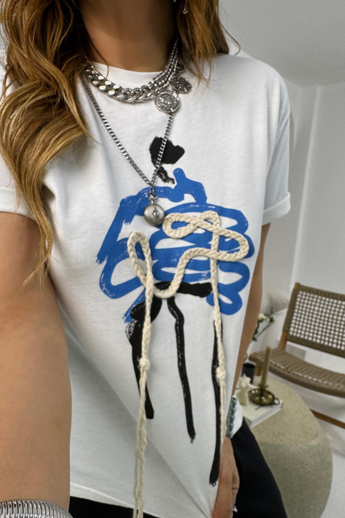 Örgü İp Aplikeli Mavi Baskı Tshirt Ekru