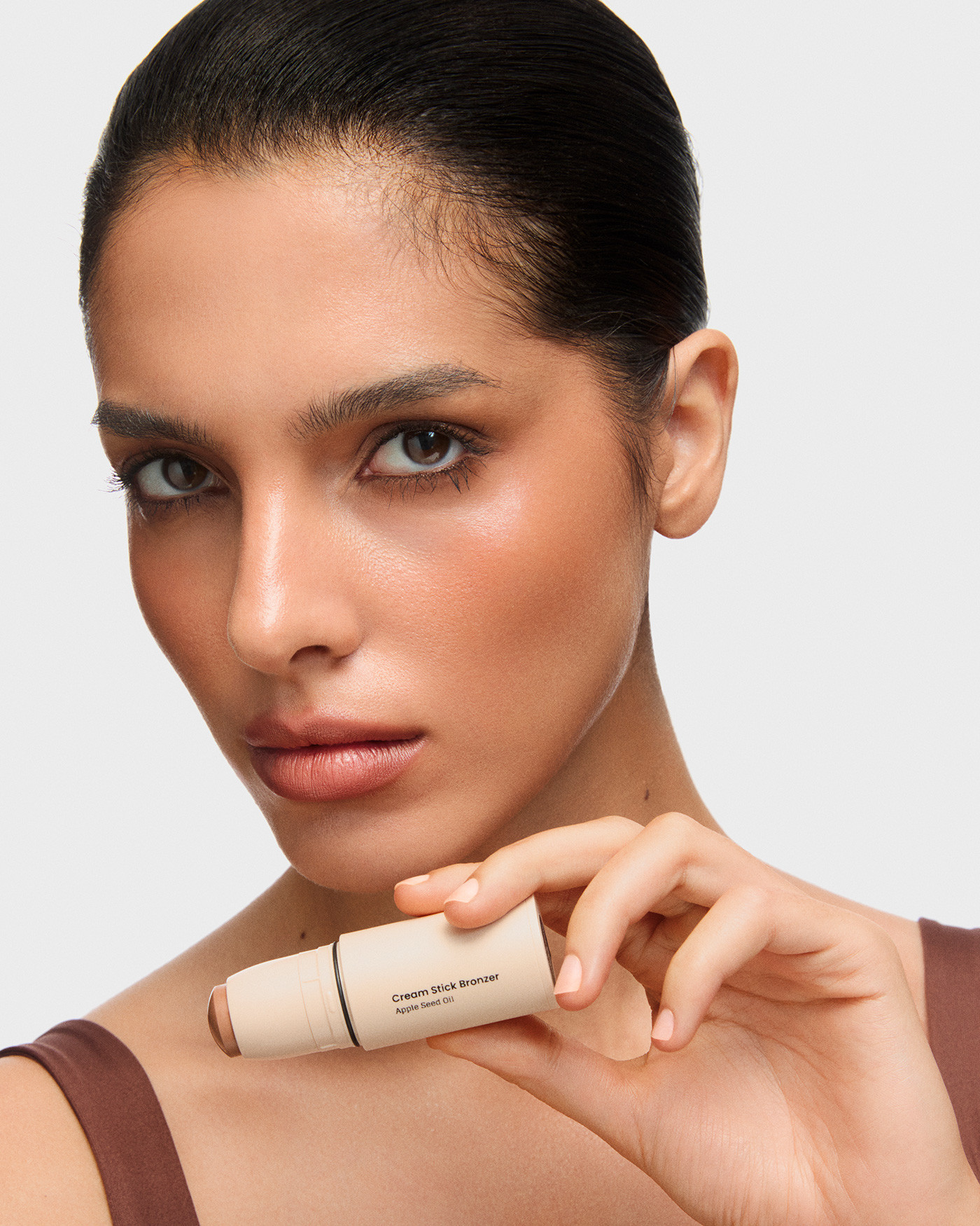 Mocha mousse makyaj örneği kahve tonlarında doğal makyaj görünümü
2026 mocha mousse makeup trendi sıcak kahverengi göz makyajı
Doğal nude makyaj stili bronzer ile kontür uygulaması
Bej ve karamel tonlarında mocha mousse göz makyajı
Kahverengi eyeliner ve nude ruj ile mocha mousse makyaj
Pantone 2026 mocha mousse ilhamlı doğal makyaj görünümü