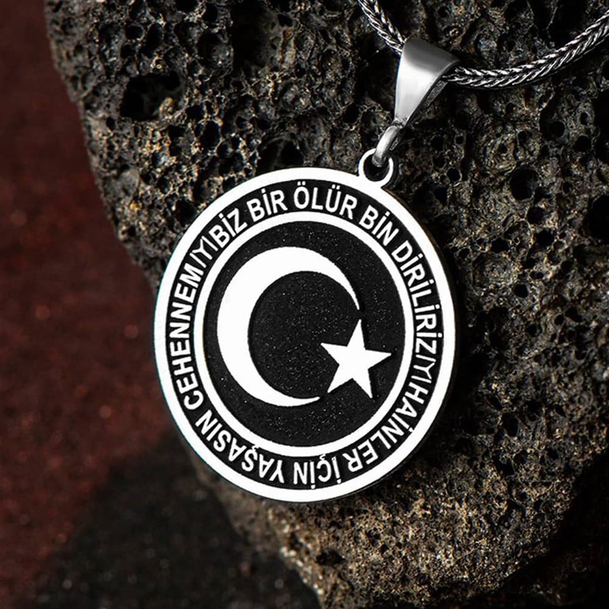 Ay Yıldız Biz Bir Ölürüz Bin Diriliriz İşlemeli Gümüş Kolye