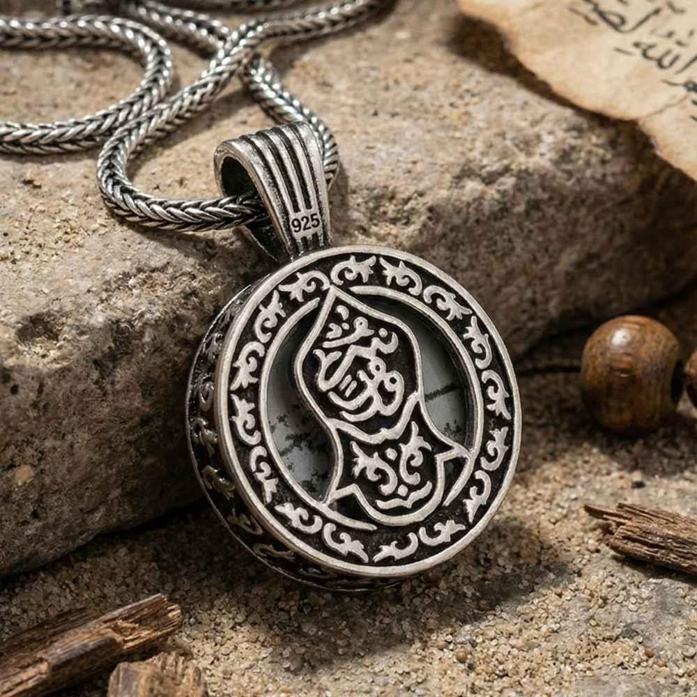 Nali Şerif İşlemeli Cevşen Gümüş KolyeMuskalık ve Cevşen Kolye
