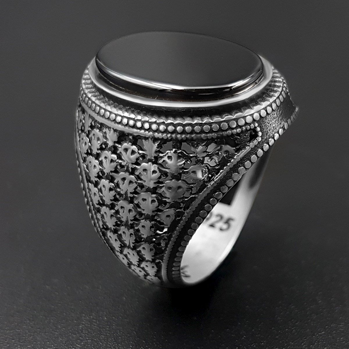 Oniks Taşlı Desen İşlemeli Gümüş Yüzük