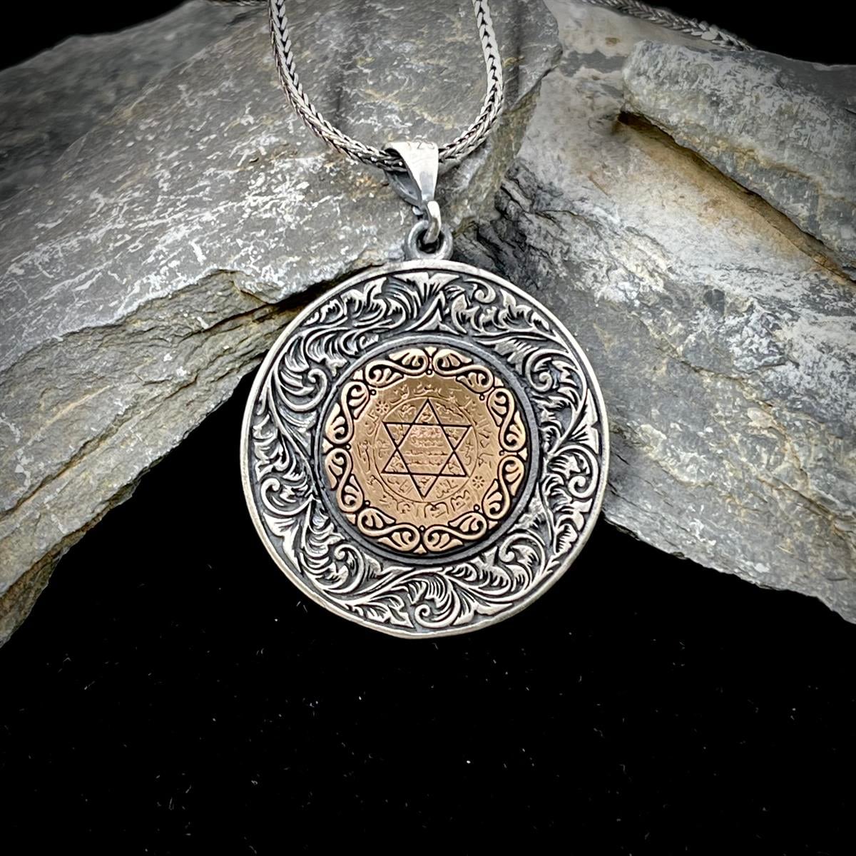 Süleyman Mühürlü İçi Desenli Gümüş Kolye