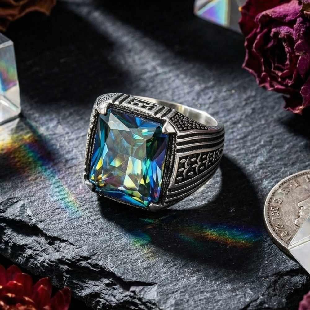 Yaprak Detaylı Mistik Topaz Taşlı Gümüş Erkek YüzükMistik Topaz Taşlı Yüzükler