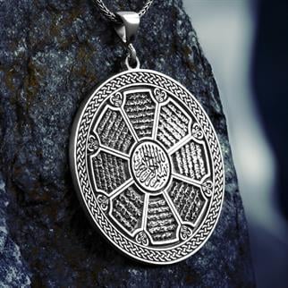 Koruyucu 8 Sure İşlemeli Gümüş Kolye