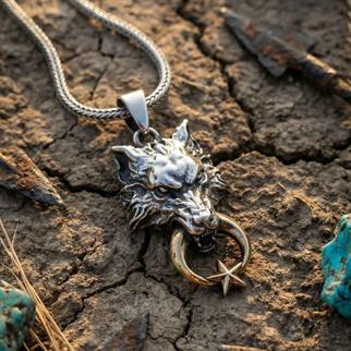 Türk Bayrağı Taşıyan Bozkurt Gümüş KolyeBozkurt Kolye