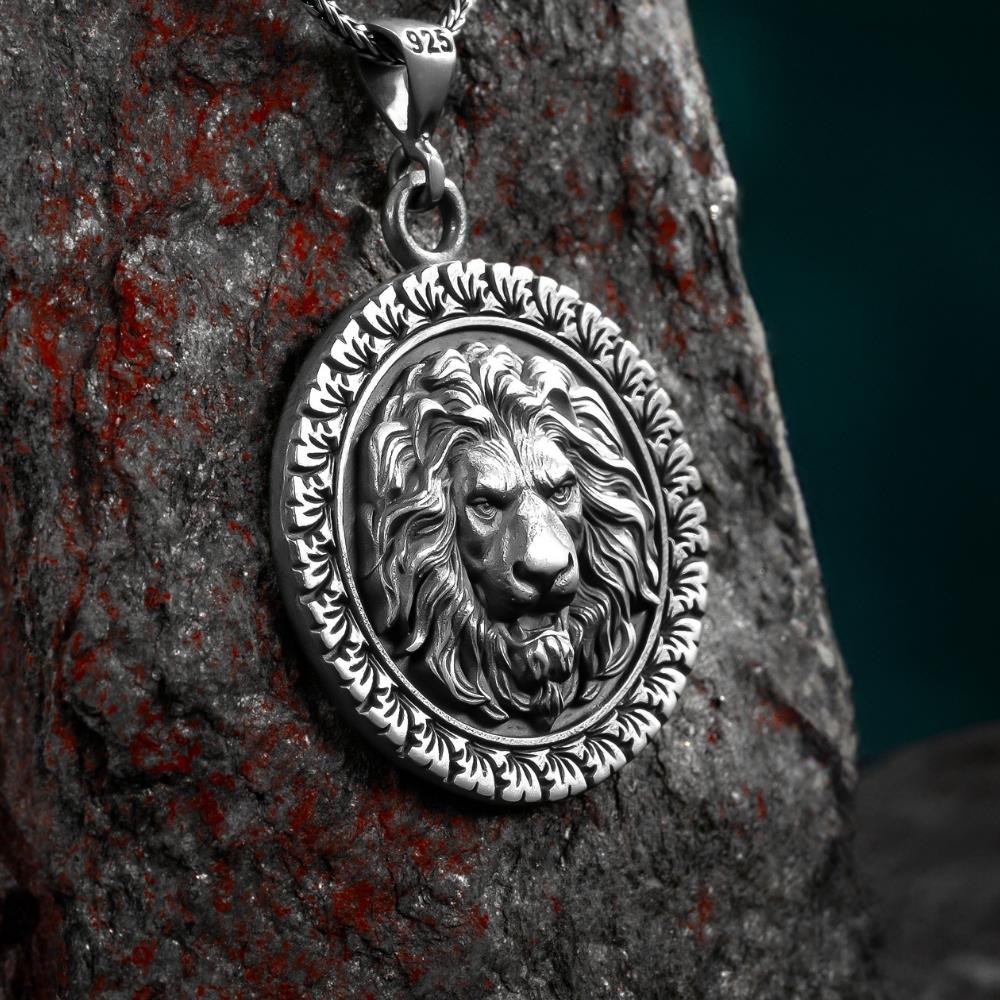 3 Boyutlu Aslan İşlemeli Gümüş Kolye
