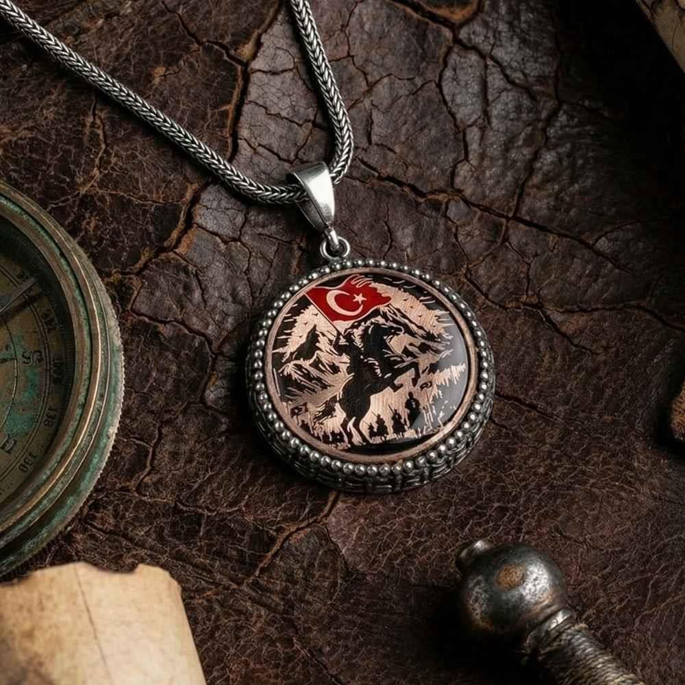 At Sırtında Türk Savaşçısı Gümüş KolyeTürk Kolye