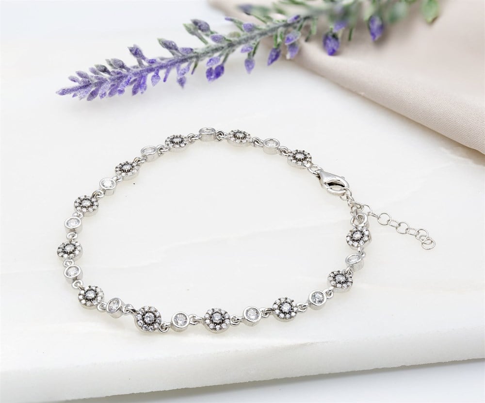 Beyaz Çiçek Taşlı Kadın Gümüş Bileklik Silver