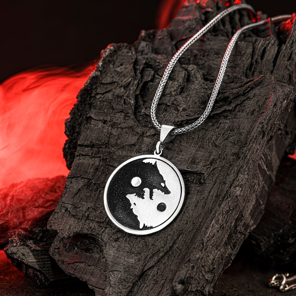 Bozkurt Üzeri Yin Yang Motifli Gümüş Kolye