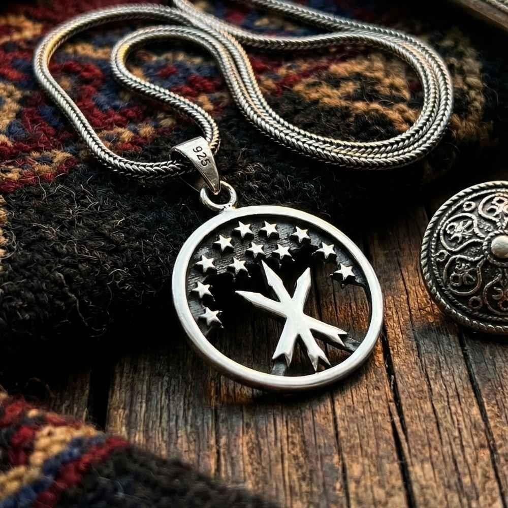 Çerkes Bayrağı Sembollü Oval Gümüş KolyeKolye